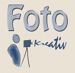"Illustration eines Fotografen mit Kamera, Schriftzug 'Foto Kreativ' in blauer und grauer Schrift."