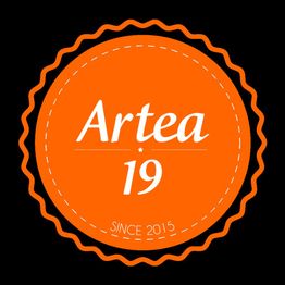 Sello circular naranja con el texto "Artea 19" y "Since 2015".