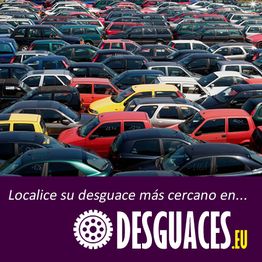 Lote de coches en un desguace con texto promocional de un sitio web, "Desguaces.eu".