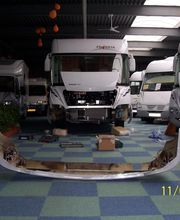 Umbauarbeiten am gefertigten Fzg. (Bild Austausch der Stossfänger)