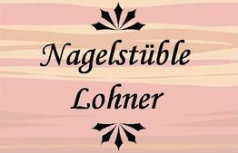 Textbild mit Aufschrift "Nagelstüble Lohner", verziert mit schwarzen Ornamenten auf Holzoptik.