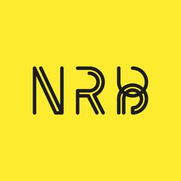 Letras negras "NRB" en fondo amarillo.