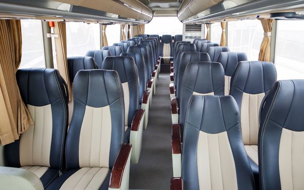 hochwertige Reisbus-Sitze aus Leder in Zweierreihen