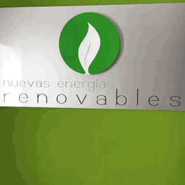 Letrero en pared verde dice "nuevas energías renovables" con logo verde de hoja.