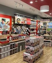 Tienda de utensilios de cocina con vitrinas y cajas de productos T-fal y Krups.