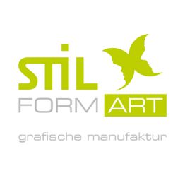 Stil Form Art Logo mit Schmetterling und Text "grafische manufaktur" in Grün und Grau.