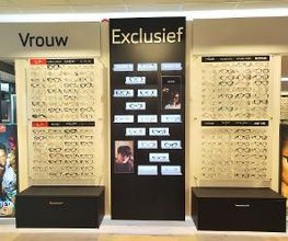 Wand met brillen in een winkelsectie voor vrouwen en exclusieve modellen.
