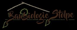 Logo mit Schriftzug "BauBiologie Stolpe", Hausdachskizze und Baum in Braun und Grün.