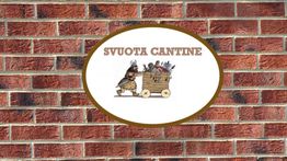 Illustrazione su un muro di mattoni con scritta "Svuota Cantine" e un personaggio con carriola.
