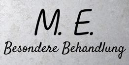 Schwarzer Text "M.E. Besondere Behandlung" auf grauem, strukturiertem Hintergrund.