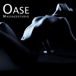 Oase Massagestudio, Silhouette einer entspannten Person in schwarz-blauem Licht.