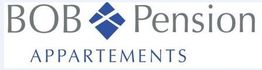 Logo der BOB Pension Appartements mit blauem Symbol in der Mitte zwischen den Worten.