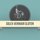 Logo met figuur op een Solex en tekst "Solex Verhuur Sloten" op een groenblauwe achtergrond.
