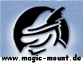 Schwarz-weißes Logo, stilisierte Figur mit Schwert, darunter URL: www.magic-mount.de.