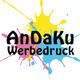 Bunte Farbspritzer hinter dem Text "AnDaKu Werbedruck" in schwarzer Schrift.