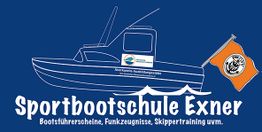 Blaues Logo der Sportbootschule Exner mit Boot und orangefarbener Flagge im Hintergrund.
