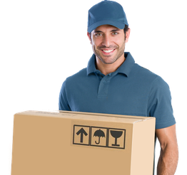 Ein Lieferbote in blauer Uniform hält ein Paket mit Symbolen für Vorsicht und zerbrechlich.