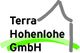 Logo der Terra Hohenlohe GmbH mit einem grauen Dach und grünem Bogen darunter.