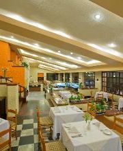 Restaurante elegante con mesas bien decoradas y ambiente iluminado.