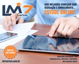 Pessoa usando tablet e papel com texto sobre cursos online na imagem.