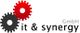 Zwei Zahnräder, rot und schwarz, neben dem Text "it & synergy GmbH".