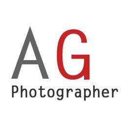 Logo mit den Buchstaben "AG" und dem Wort "Photographer" in Schwarz und Rot auf weißem Hintergrund.