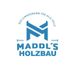 Blaues Logo von Maddl's Holzbau mit Slogan "Der Zimmermann für alle Fälle."