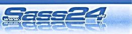 Blauer Schriftzug "Sass24.de" auf weißem Hintergrund mit leichter Spiegelung.