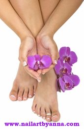 Hände und Füße mit purpurnen Orchideen, perfekt manikürt und pedikürt.