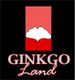 Logo mit rotem Rechteck, weißen Ginkgo-Blatt und Text "Ginkgo Land" davor.