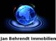 Globale, blaue Erdkugel mit Pfeilen und Text "Jan Behrendt Immobilien" darunter.