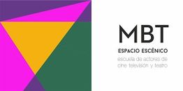 Logotipo de MBT con triángulos coloridos y texto "ESPACIO ESCÉNICO, escuela de actores".