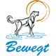 Hund steht im Wasser, schaut auf einen Ball. Darunter steht "Bewegt".