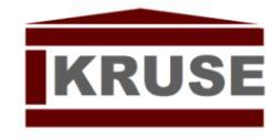 Logo mit dem Text "Kruse" in Grau, umrahmt von einem roten Dach- und Bodenbalken.
