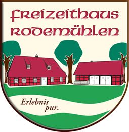 Wappen von Freizeithaus Rodemühlen mit roten Häusern, Bäumen und Schriftzug "Erlebnis pur".
