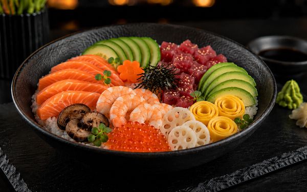 Chirashi eine Bowl mit Reis und den verschiedensten Komponenten, fächerartig angeordnet auf dem Reis.