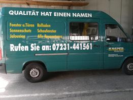 Grüner Lieferwagen mit Werbung für Fenster und Rollläden, Text und Telefonnummer auf der Seite.
