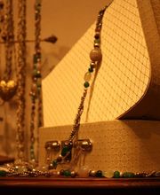 Schmuck von Noa Noa und Lisbeth Dahl.