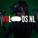Vrouw met VR-headset en controllers, logo: VRL_DS.NL, groene achtergrond.