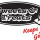 Logo met tekst "Sweets & Treats" en een getekend snoepje in zwart en wit.