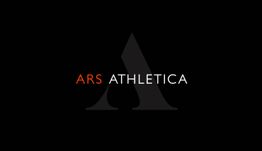 Schwarzer Hintergrund, in der Mitte "ARS ATHLETICA" in Rot und Weiß mit großem "A" im Hintergrund.