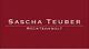 Roter Hintergrund mit weißem Text: "Sascha Teuber, Rechtsanwalt".