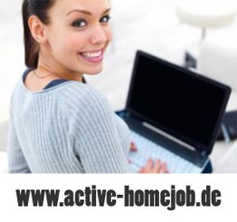 Frau am Laptop lächelt, Text: www.active-homejob.de