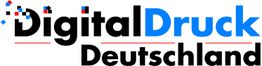 Logo mit Text: "Digital Druck Deutschland" in Schwarz und Blau, Pixelgrafik bei "Digital".