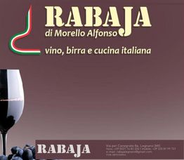 Ristorante Rabaja: vino, birra e cucina italiana, bicchiere di vino rosso su sfondo marrone.