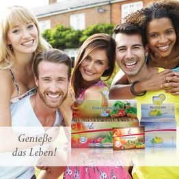Gruppe von fünf lachenden Menschen im Freien mit Nahrungsergänzungen, Text: "Genieße das Leben".