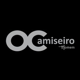 Logotipo da loja "O Camiseiro Homem" em cinza sobre fundo preto.