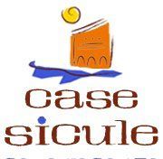 Logotipo de "case sicule" con libro naranja y sol amarillo sobre fondo blanco.