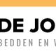 Logo van De Jong Bedden en Wonen met oranje huis-icoon en zwarte tekst.