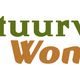 "Logo met de tekst 'Natuurvol Wonen' in groene en bruine letters, met een blad in de 'n'."